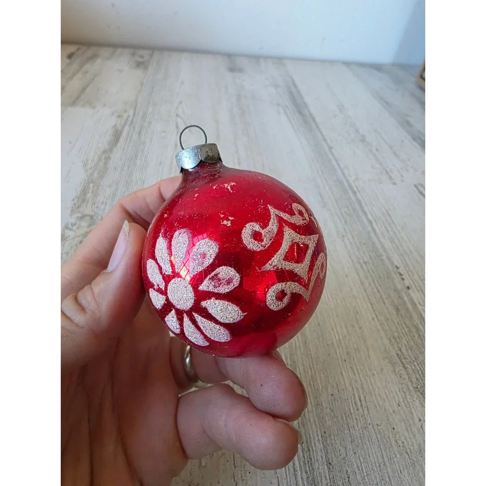 Vintage red stencil Daisy Mica glass ornament Xmas tree